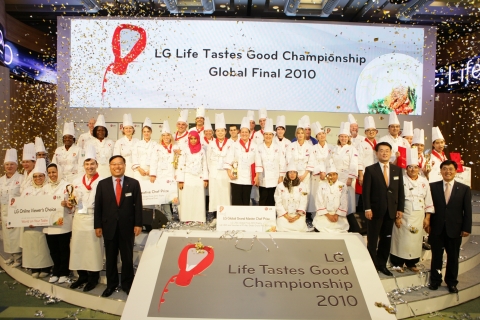 All participants with winner Caroline Boutoille from France at center holding trophy