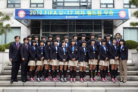 “남자의 자격 합창단과 U-17 여자 축구 대표팀의 공통점은?”