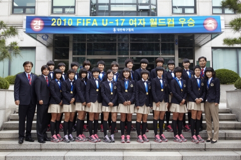 “남자의 자격 합창단과 U-17 여자 축구 대표팀의 공통점은?”