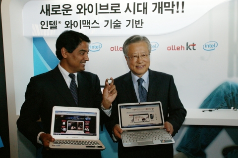 와이브로를 지원하는 칩이 내장된 노트북과 칩을 선보이고 있는 KT 이석채 회장(우측)과 인텔 스리람비스와나단(Sriram Biswanathan) 부사장. 스리람비스와나단 부사장이 