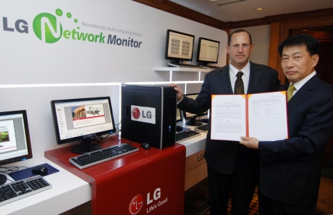 (Left) Steve Guggenheimer, Corporate Vice President of the OEM Division at Microsoft (Right) Soon Kw