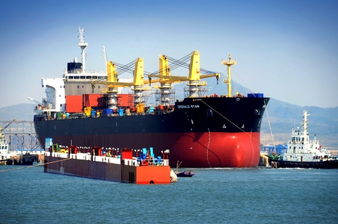 STX다롄생산기지가 선박 진수식을 잇따라 개최하며 안정적인 생산능력을 보여주고 있다.  사진은 30일 아랍에미리트(UAE) 선사인 스텔라(STELLAR)社로부터 수주한 58,000톤급 벌크선을 진수하는 모습.