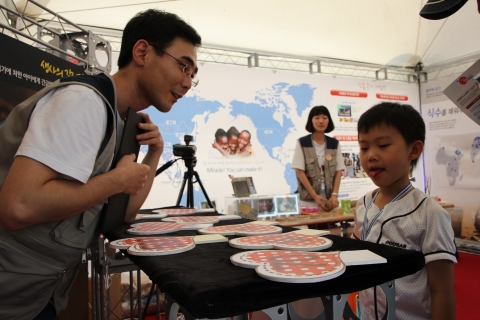 ‘2010 대한민국 나눔문화대축제’  희망zone에 위치한 월드쉐어 부스에 체험활동에 참여한 어린이