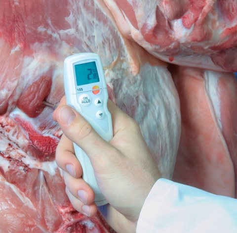 테스토 측정기를 활용하여 유통 중 육류의 온도변화를 즉시 확인할 수 있다.