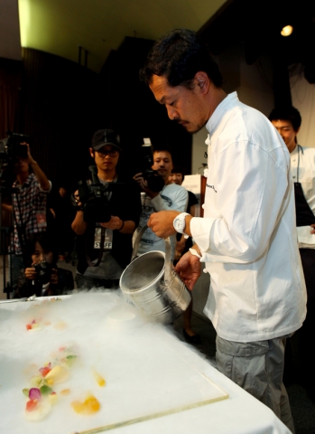서울고메 2010- 스타셰프 마스터 클래스에서 상훈 드장브르가 분자요리법 활용한 디저트를 시연