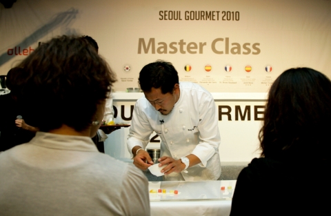 서울고메 2010- 스타 셰프 마스터클래스의 상훈 드장브르가 강의를 듣는 일반인 앞에서 직접 시연