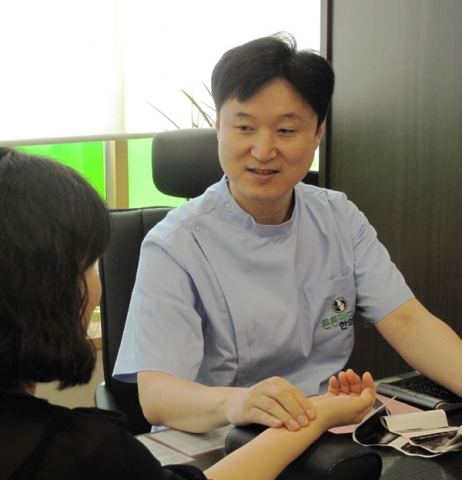 혹사당하는 현대인의 척추…무릎 · 허리 질환 입원환자 8년 새 3~5배 증가