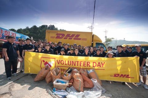을왕리 해수욕장 청소를 마친 DHL 직원들의 모습