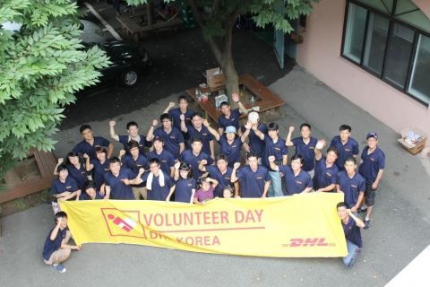 부산광역시 노인건강센터에서 자원봉사를 마친 DHL 직원들의 모습