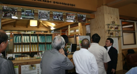 스리랑카 피야세나가마게 전통의약부 장관 등 방한단 일행이 파파의 국내외 의료봉사활동 사진을 유심히 지켜보고 있다.