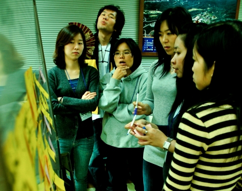 2009아시아 청소년지도자 초청연수에 참가한 지도자들이 청소년활동기획 국제워크솝 진행 중 각 나라 청소년활동에 대하여 의견을 나누고 있다.