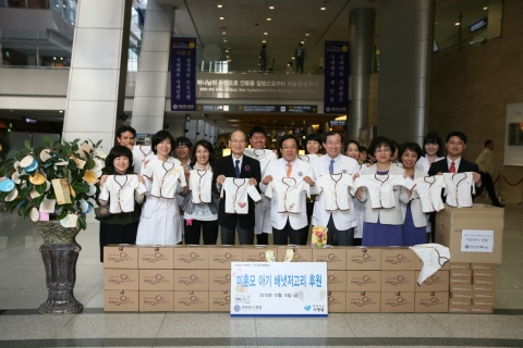함께하는 사랑밭 <미혼모아기에게 배냇저고리 캠페인>에 참여한 신촌세브란스병원 임직원 110명이 미혼모아기에게 보낸 배냇저고리를 만들어 전달했다.