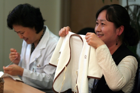 미혼모아기에게 보낸 배냇저고리를 만드는 신촌세브란스병원 직원들