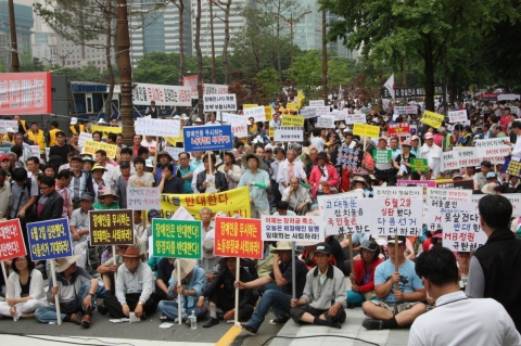 지난 6월 14일 여의도에 운집한 1만여명의 장애인들이 한국장애인고용공단 양경자 이사장의 사퇴를 촉구하고 있다.