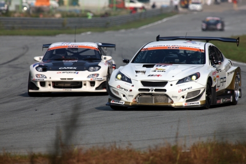 GT클래스에서 기대를 모은 제네시스 쿠페 200GT와 마쓰다 RX-7은 각각 3위와 리타이어를 기록했다