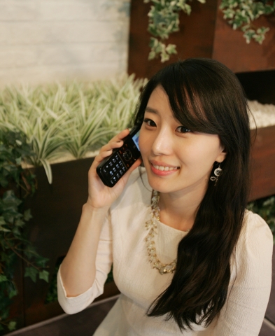 SK브로드밴드는 통화품질과 디자인, 부가기능을 향상한 와이파이 인터넷전화 단말기를 선보였다. SK브로드밴드 직원이 와이파이폰을 이용하고 있다.