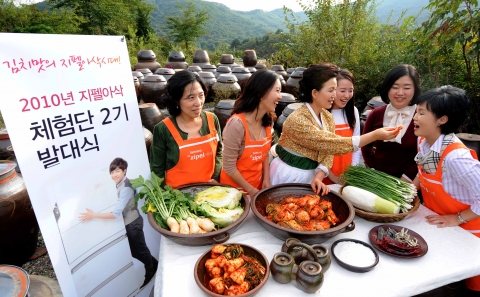 삼성 지펠 아삭 김치냉장고는 10월 1일 남양주시에 위치한 봉우리찬•김치 체험장에서 ‘삼성 지펠 아삭 체험단’ 발대식을 개최했다. 215:1의 경쟁률을 뚫고 체험단으로 선발된 파워