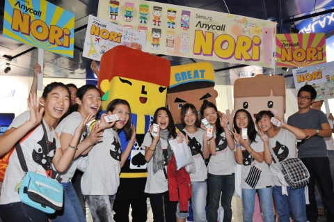 삼성전자가 2일 국내 최초 스마트폰 전문 체험관인 '갤럭시존' 앞에서 '노리 포 유(NORI for U)' 음원에 맞춰 전문댄서들이 댄스 퍼포먼