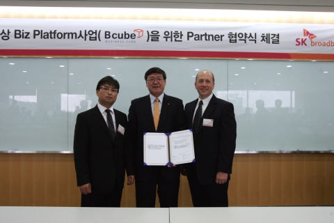 SK브로드밴드는 SK남산빌딩 20층 대강당에서 30여개 IT회사와 그랜드 컨소시엄을 구성을 위한 양해각서(MOU)를 체결했다. 더존뉴턴스 김용찬 대표이사(왼쪽)과 박인식 SK브로드