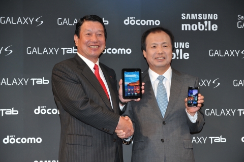 5일 일본 도쿄 하얏트 호텔에서 열린 '삼성전자-NTT 도코모(DOCOMO), 갤럭시 공동기자발표회'에서 삼성전자 무선사업부장 신종균 사장과 (오른쪽) NTT도코