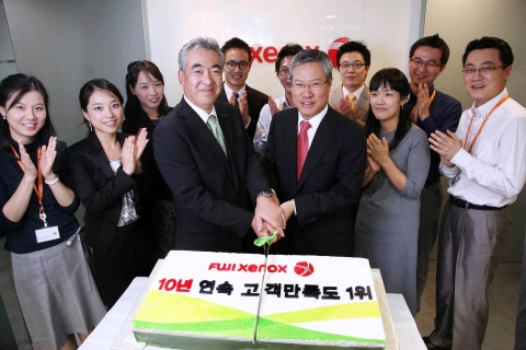 6일 오전 서울 중구 정동에 위치한 한국후지제록스 본사에서 정광은 회장(가운데 오른쪽), 우에노 야스아키 사장(가운데 왼쪽)을 비롯한 한국후지제록스 임직원들이 10년 연속 고객만족