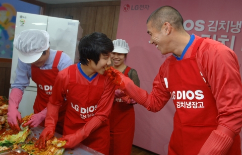 LG전자는 지난 5일 관악구 남현동에 위치한 상록보육원을 찾아 'LG 디오스 김치냉장고와 함께하는 사랑의 김치 나누기’행사를 가졌다. LG 김치냉장고 모델로 활동하고 있는