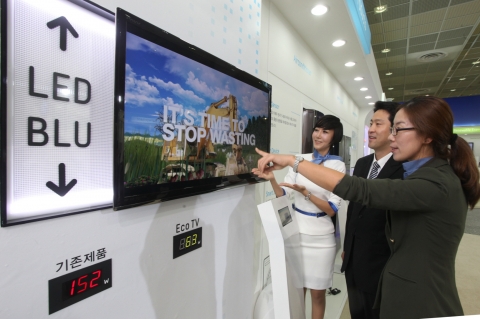 삼성전자 도우미가 고효율 무수은 LED 백라이트를 적용하여 LED 갯수 및 소비전력을 대폭 줄인 LED TV를 선보이고 있다.