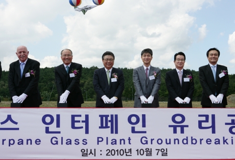 LG하우시스가 7일 울산공장에서 '(주)하우시스 인터페인 유리공장 기공식'을 개최하고 있다.