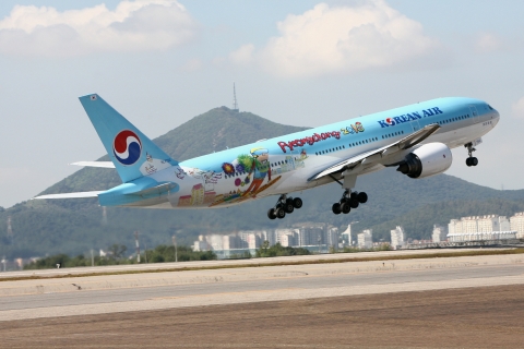 평창 동계올림픽 유치를 위해 래핑한 대한항공 B777-200 항공기가 김포공항을 이륙해 제주로 향하고 있다.