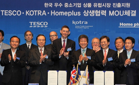 MOU 체결을 마치고 우수 중소기업들과 기념촬영을 하고 있다. (좌측 앞줄 세 번째부터 테스코 IS CEO 크리스토프 루셀(Mr. Christophe Roussel), KOTRA 