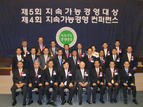 시상식 후 대구은행 진병용 수석부행장(맨 뒷줄 우측 두 번째)과 수상자들이 기념촬영을 하고 있다.