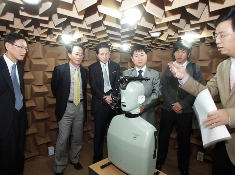 13일 SK텔레콤 분당사옥에 오픈한 '특수목적 단말 테스트센터'에서 중소 ICT기업 대표들이 오디오 측정장비를 이용한 단말기 음질 테스트 과정에 대해 설명을 듣고