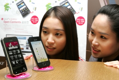 LG U+(부회장 이상철 / www.lguplus.com)가 ‘오픈 콘텐츠 공모전’의 안드로이드 애플리케이션 분야 수상작 11편을 발표했다. 사진은 유저들이 당선작들을 체험해 보는