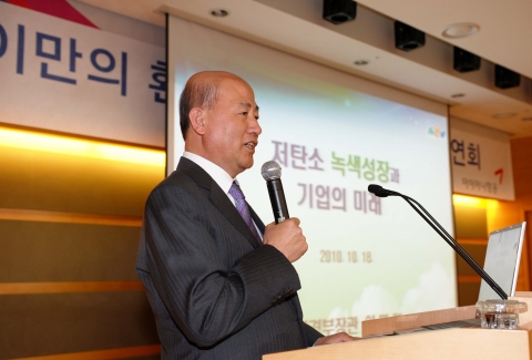 18일 강서구 오쇠동 아시아나항공 본사에서 이만의 환경부장관이 아시아나 임직원들을 대상으로 <저탄소 녹색성장과 기업의 미래>에 대한 강연회를 가지고 있다.