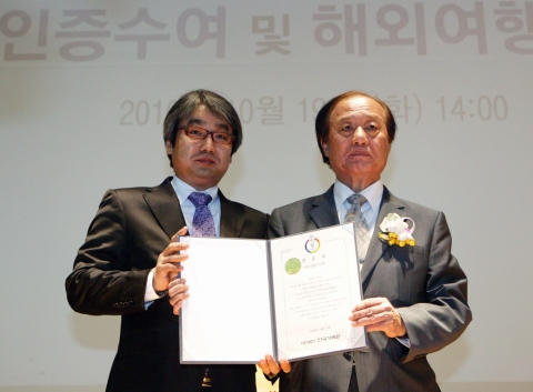 이해욱 전 KT 사장(현 KT 동우회 회장, 72세)이 세계 192개 국가 여행을 완료해 19일 한국기록원으로부터 인증서를 받았다. 사진 왼쪽부터 김덕은 한국기록원 원장과 이해욱 