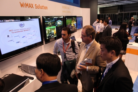 미국에서는 최초로 시연하는 'WiMAX2' 에 대한 설명을 듣고 있다.