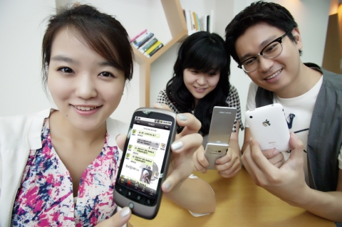 KT는 일반폰과 아이폰, 안드로이드 탑재폰 등 다양한 종류의 휴대폰에서 휴대폰 번호만 알면 대화를 나눌 수 있는 오픈 커뮤니케이션 서비스 ‘쇼톡(SHOW Talk)’을 선보인다고 