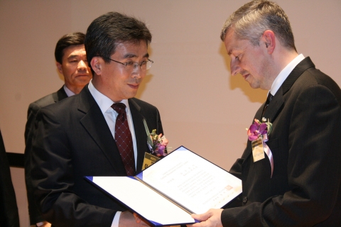 삼성전자 이기학 CS환경센터 환경전략팀장이 글로벌 CDP의 폴 딕킨슨 회장(Executive Chairman, Paul Dickinson)으로부터 상패를 받고 있다.