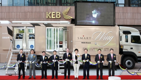 외환은행은 22일 오전 9시 을지로 본점에서 이동점포 “KEB Smart Wing” 개점식 행사를 갖고, 래리 클레인 은행장(왼쪽에서 다섯번째)과 관계자들이 이동점포 “KEB Sm