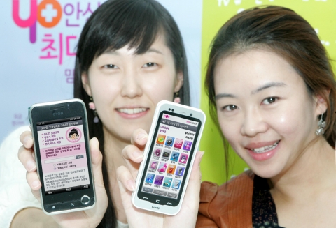 LG U+(부회장 이상철/www.lguplus.com)의 모바일 고객센터가 월 이용고객 100만을 돌파하며 고객들로부터 높은 호응을 얻고 있다. 사진은 LG U+ 고객이 휴대폰에서
