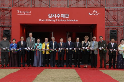제17회 세계김치문화축제 개막식에는 강운태 광주광역시장과 유정복 농림수산식품부 장관, 이참 한국관광공사 사장 등이 참석했으며, 해외 사절로는 캐슬린 스티븐스 주한 미국 대사, 한스