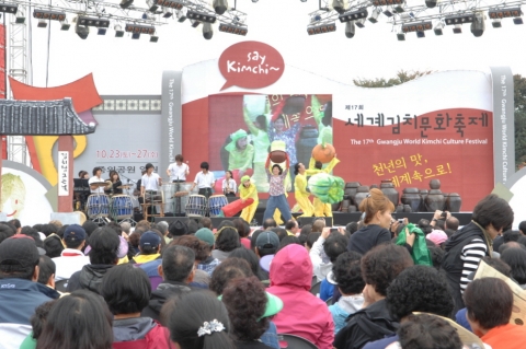 제17회 세계김치문화축제 개막식에서는 개막 주제 퍼포먼스 ‘천년의 맛, 세계속으로!’가 펼쳐졌다.