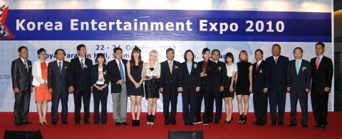 방콕 한류스타 라이센싱박람회에서 Miss A 와 브라이언 홍보대사 위촉후 기념촬영. 좌로부터 10번째 -태국 상무부 장관 (Mrs. porntiva nakasai= 폰티와 나가사이