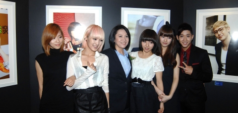 태국 상무부 장관 (Mrs porntiva nakasai= 폰티와 나가사이)과 한류스타 Miss A 와 브라이언 과 한류스타사진 배경으로 기념사진
