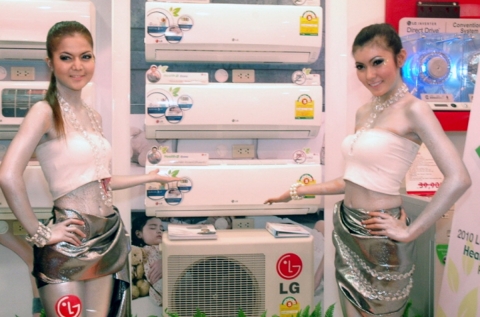 태국 방콕의 고급 백화점인 시암 파라곤(Siam Paragon) 내 LG 매장에서 판매원이 제품을 홍보하고 있다.