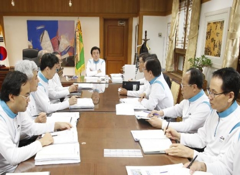 김범일 대구시장, 독도티셔츠 입고 간부회의 주재