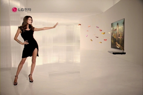 톱모델 알렉산드라 엠브로시오, CF에서 섹시한 현대판 모나리자로 재탄생해 눈길