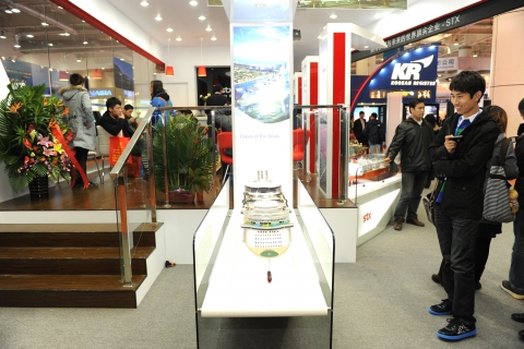 지난 26일부터 28일까지 중국 다롄에서 열린 ‘십택 차이나 2010(Shiptec China 2010)’에 참가한 STX그룹 홍보 부스에서 관람객들이 세계 최대 크루즈선 ‘오아시스호(Oasis of the Seas)’ 모형을 관람하고 있다.