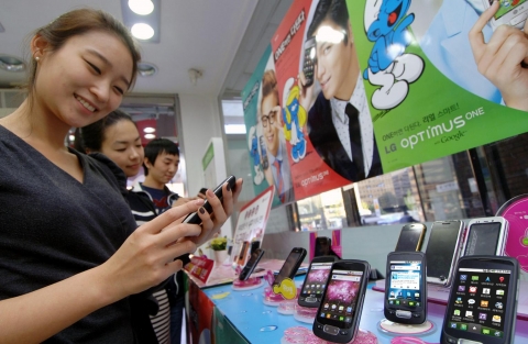 LG전자 전략 스마트폰 ‘옵티머스 원’(Optimus One with Google™, 모델명: LG-SU370/KU3700/LU3700)이 국내 출시 3주 만에 공급량 20만대를 