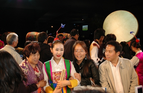 엑스포 한국관, 30일 밤 ‘북공연’에 관람객 열광